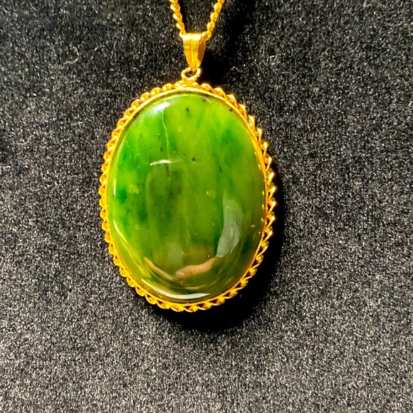 Jewelry - Gold plated and nephrite jade pendant necklace